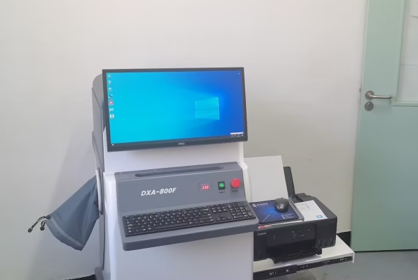 雙能X射線骨密度儀：準確測量骨密度，助力骨質疏松防治，守護骨骼健康